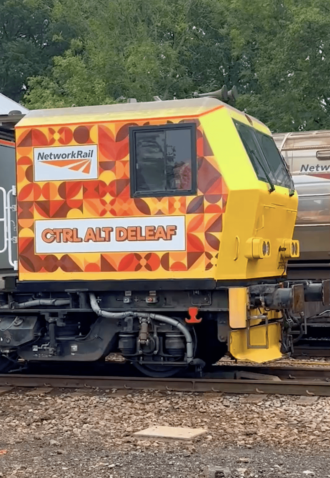 Ctrl_Alt_Deleaf_autumn_fleet_leaf-buster_train_portrait (1)